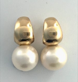 Pearls & gold huggies earrings